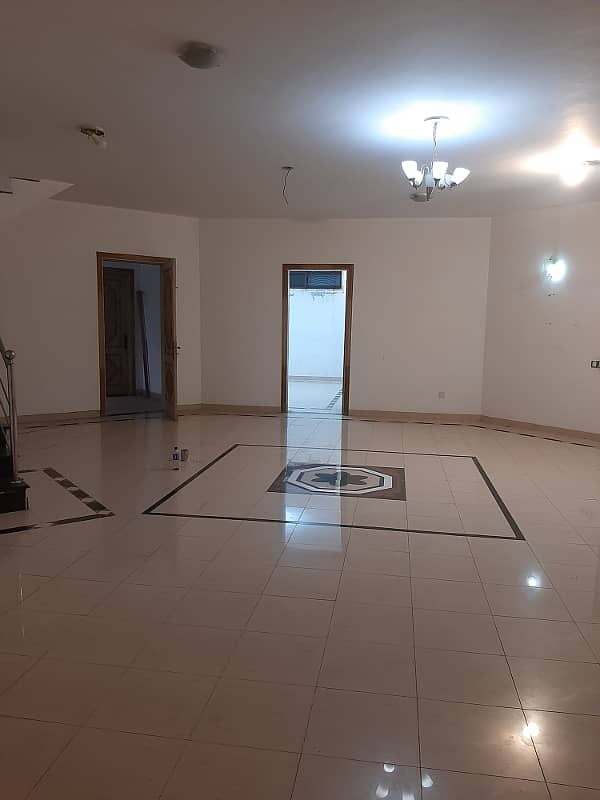 F/11 main dubel road 1000gaz seprat gate 5bed ground+baiement available for rent real piks 14