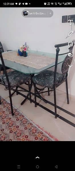 Dining table for sale with (2 chairs) 3