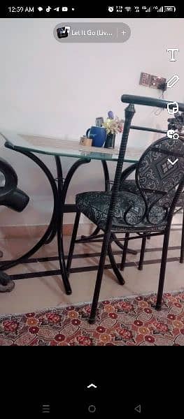 Dining table for sale with (2 chairs) 4