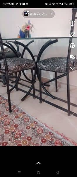 Dining table for sale with (2 chairs) 5