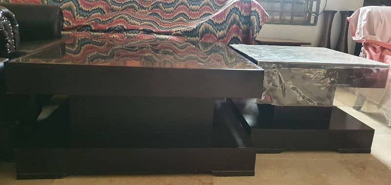 NEAT AND CLEAN CENTER TABLES AVALIABLE FOR SALE. SET OF 3 TABLES 0