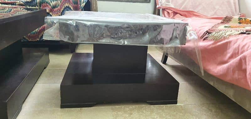 NEAT AND CLEAN CENTER TABLES AVALIABLE FOR SALE. SET OF 3 TABLES 1