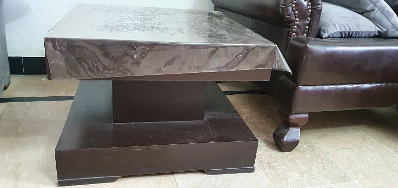 NEAT AND CLEAN CENTER TABLES AVALIABLE FOR SALE. SET OF 3 TABLES 2