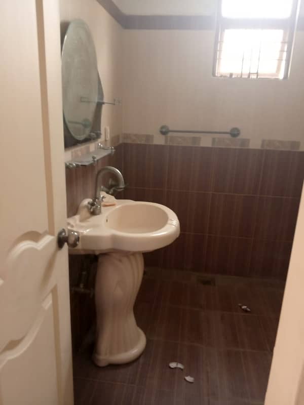 1 KANAL UPPER PORTION FOR RENT IQBAL TOWN 1