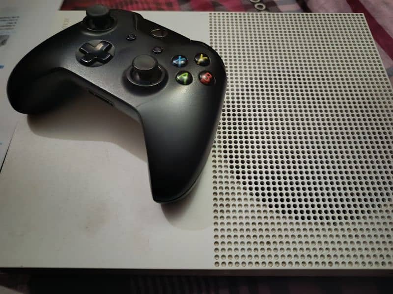 Xbox One S  1 TB. With Installed Games 3