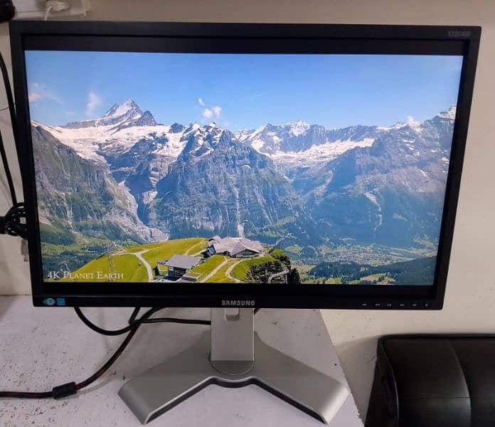 Lenovo T2254pc
22" LED monitor 
Resolution 1920*1050
VGA + DP + HD 2