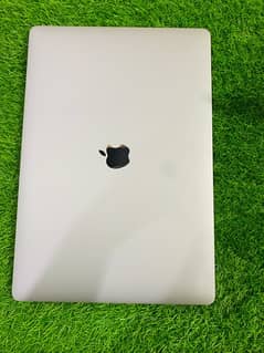 Apple MacBook pro 2017 15” core i7 16/512 0