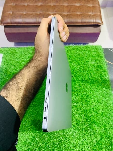 Apple MacBook pro 2017 15” core i7 16/512 4