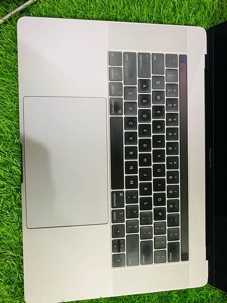 Apple MacBook pro 2017 15” core i7 16/512 5