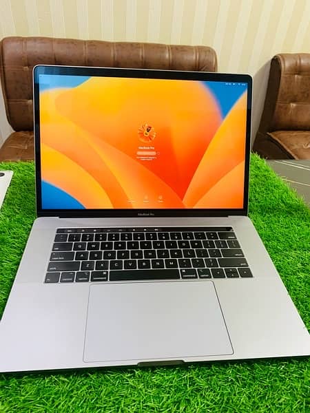 Apple MacBook pro 2017 15” core i7 16/512 6