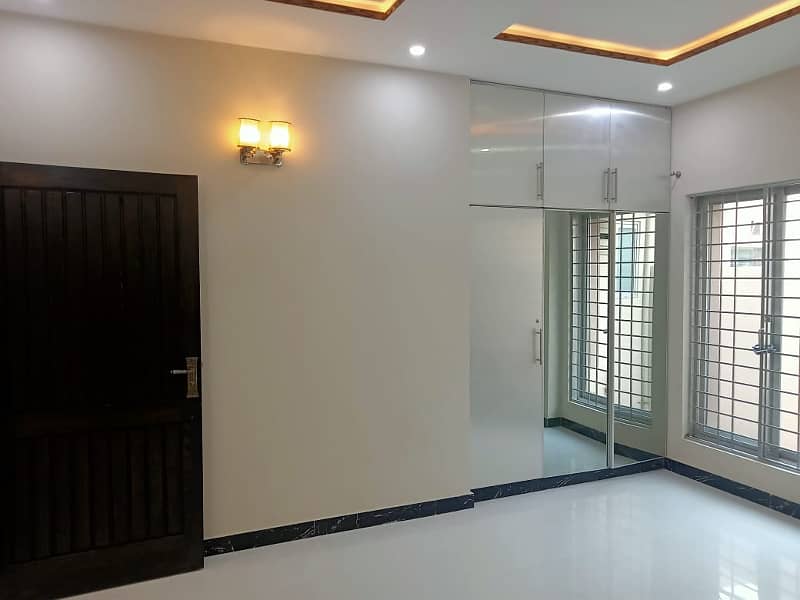 10 Marla Luxury Non Furnished Lower Portion For Rent in Bahria Town Lahore 3