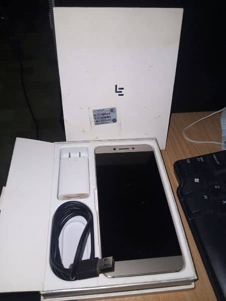 lecos mobile urgently selling condition 9/10 set charger box Bluetooth 4