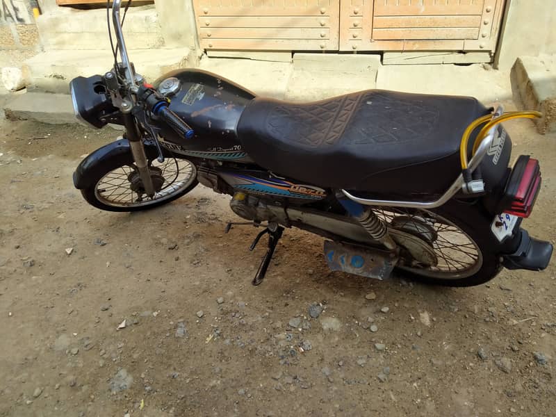 Unique black colour 70 CC bike sale very nice condition 5