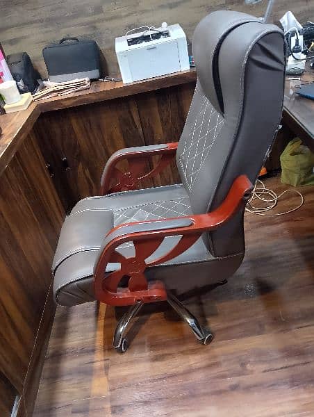 Boss chair for sale in cheap rate 1