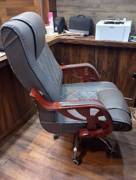 Boss chair for sale in cheap rate 4