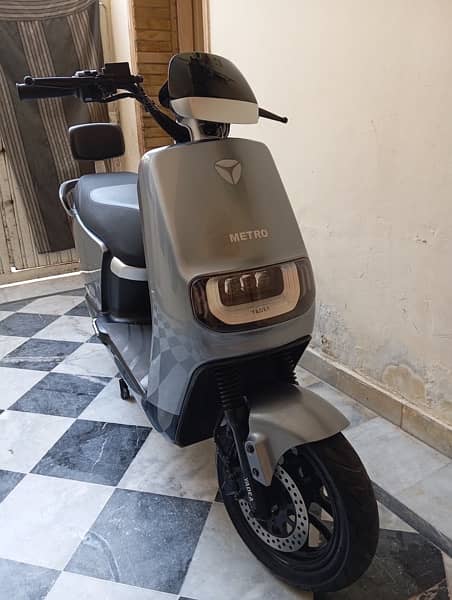 metro E8s pro electric scooty 0