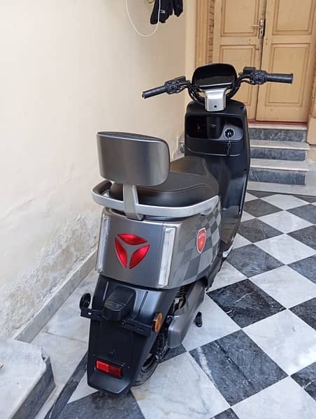 metro E8s pro electric scooty 2