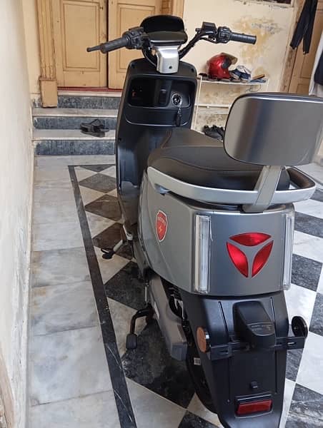 metro E8s pro electric scooty 3