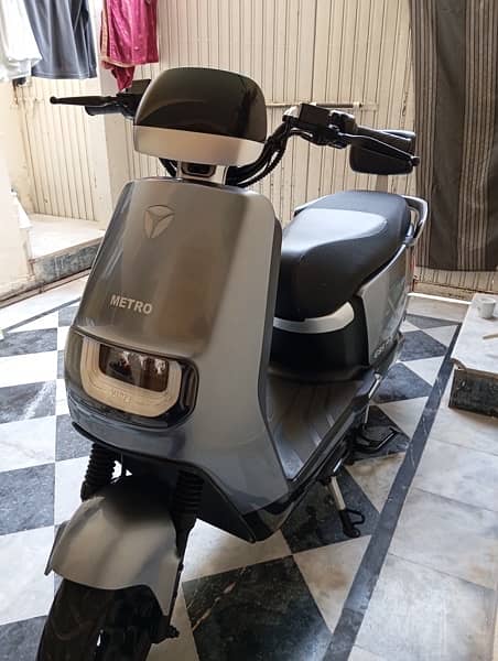 metro E8s pro electric scooty 4