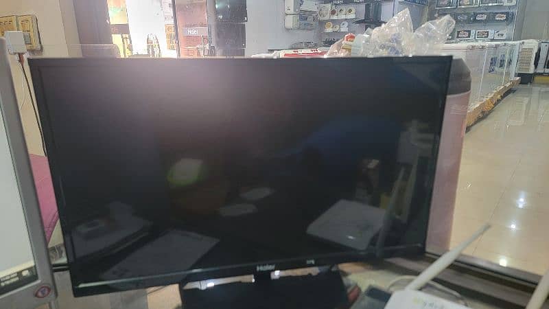 Haier LED size 24" model LE24B8000 0