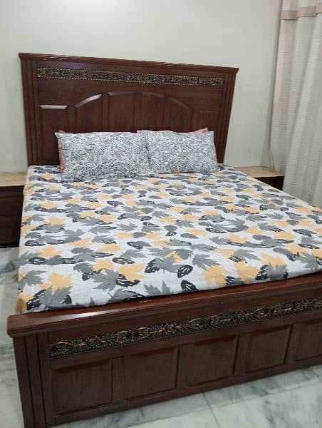 bed with 2 said table very good condition 4