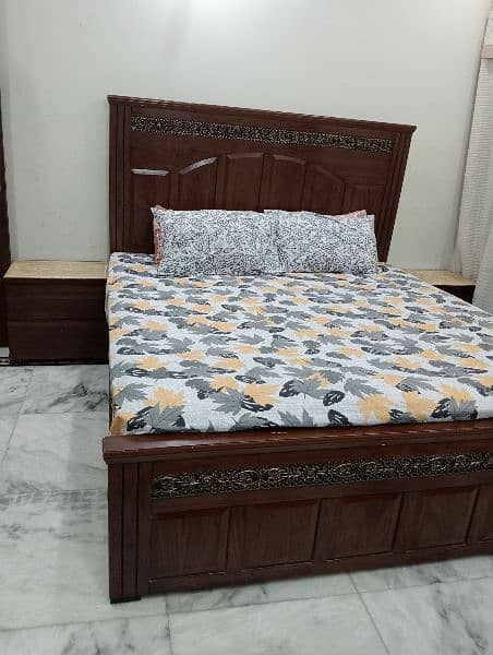 bed with 2 said table very good condition 8