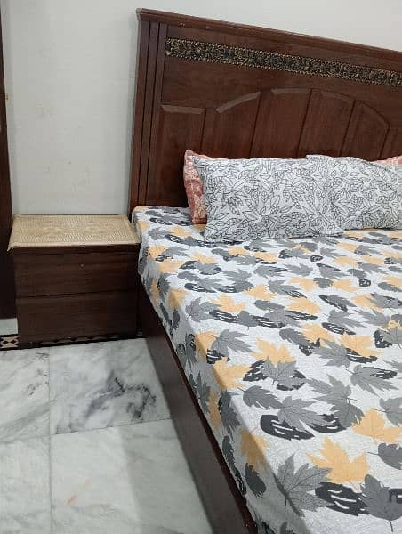 bed with 2 said table very good condition 9