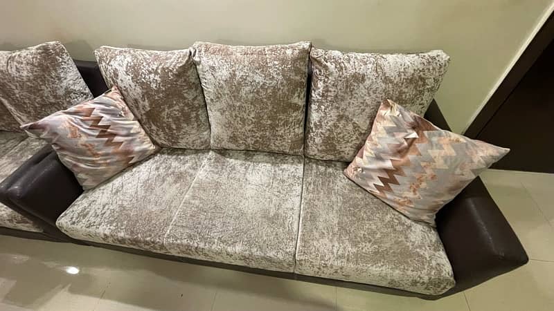 Used 6 seater sofa set available in Model Town Lahore 3