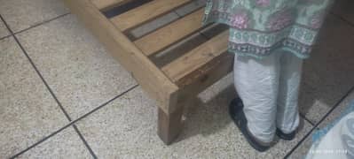 urgent sale wood bed structure without back. . . 0