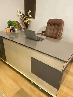 used office boss table in good condition