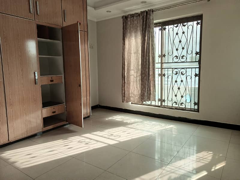 Allama Iqbal Town Separate Gate 10 Marla Upper Portion 5 bedroom For Rent 0