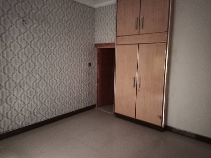 Allama Iqbal Town Separate Gate 10 Marla Upper Portion 5 bedroom For Rent 2