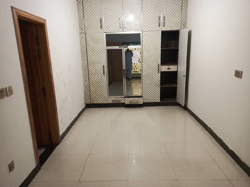 Allama Iqbal Town Separate Gate 10 Marla Upper Portion 5 bedroom For Rent 9