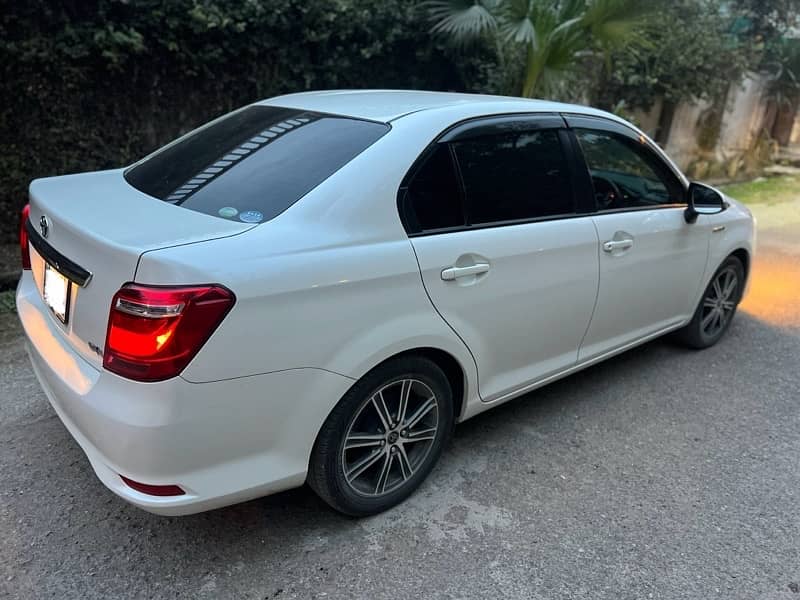 Toyota Corolla Axio Hybrid Pearl White 0