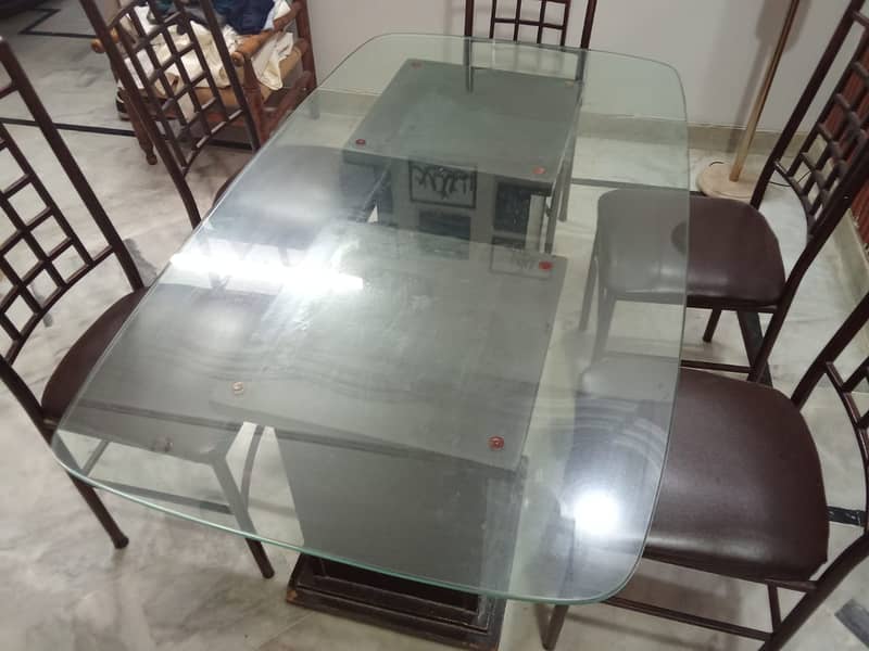 Dining table in good condition 1