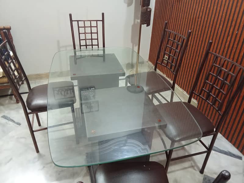 Dining table in good condition 3