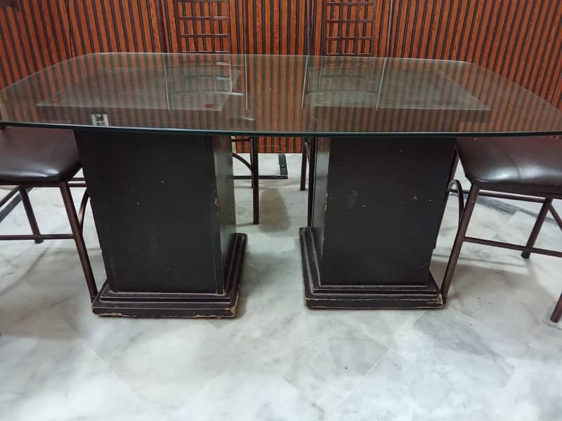 Dining table in good condition 4