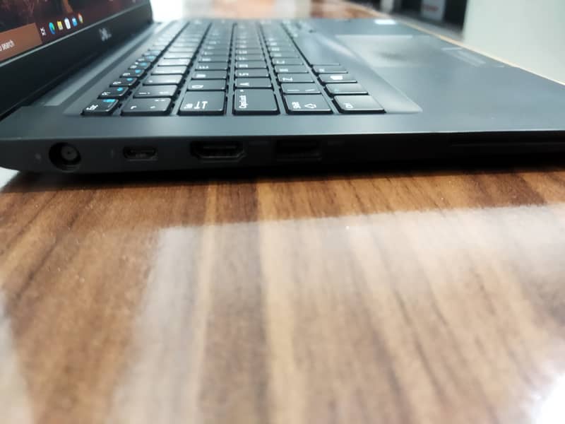 Dell Latitude 7390 | i5-8th Gen | 8/256GB | FHD, Bezel-less Screen 3