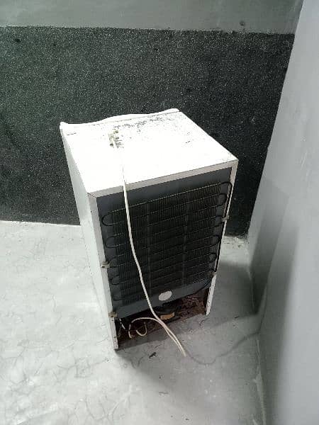 GEEPAS room fridge faster cooling and energy saving good condition 2