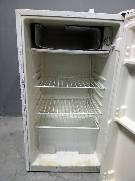 GEEPAS room fridge faster cooling and energy saving good condition 3