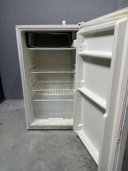 GEEPAS room fridge faster cooling and energy saving good condition 5