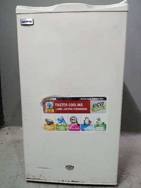 GEEPAS room fridge faster cooling and energy saving good condition 6