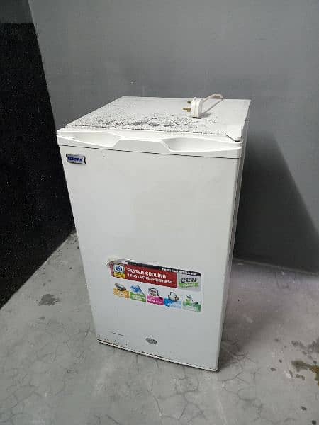 GEEPAS room fridge faster cooling and energy saving good condition 8