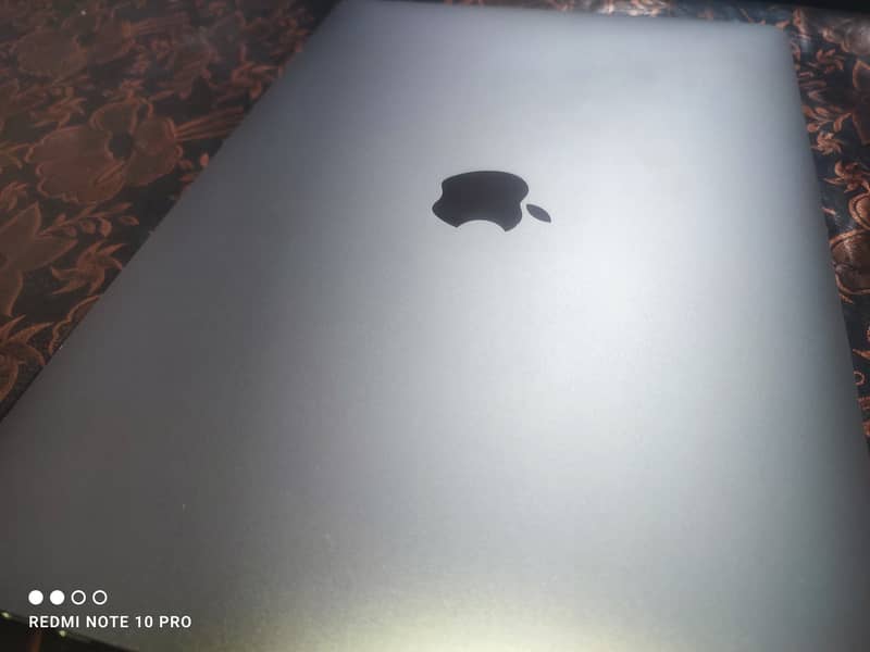 MacBook Pro 2018 8,512 wi Touch Bar 1