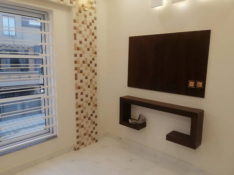 MODERN DESIGN 5 MARLA HOUSE FOR SALE IN GOOD LOCATION OF BAHRIA TOWN LAHORE 21