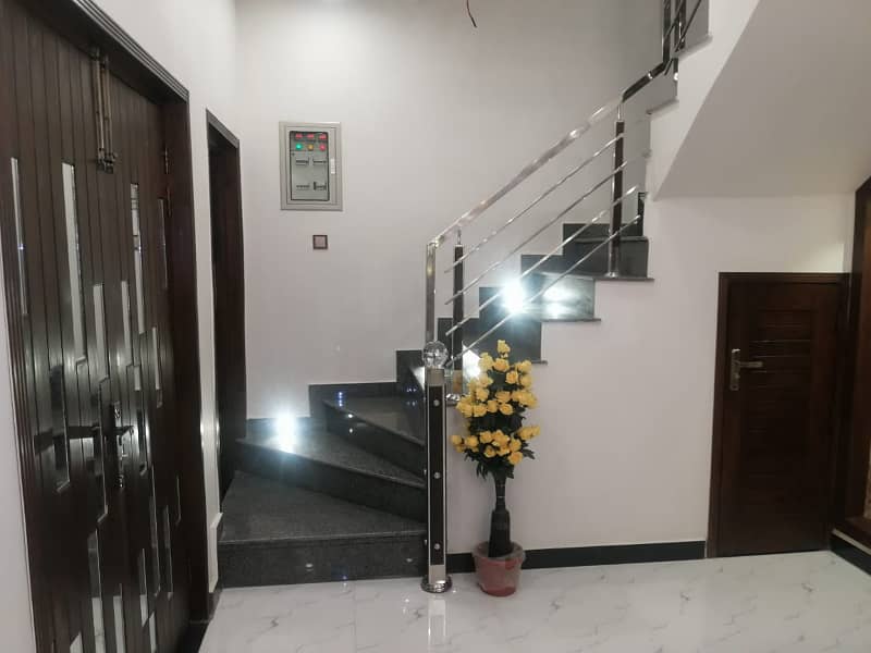 MODERN DESIGN 5 MARLA HOUSE FOR SALE IN GOOD LOCATION OF BAHRIA TOWN LAHORE 28