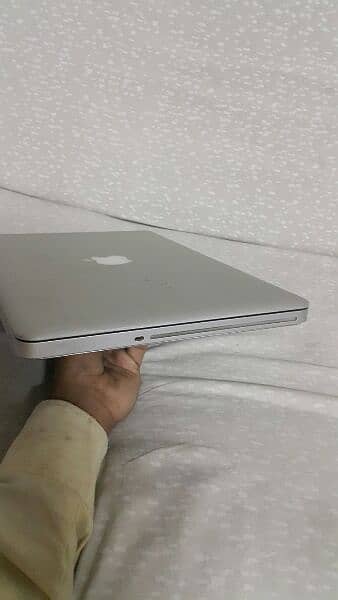 Macbook pro 2012. core i5.4GB Ram. 128GB Samsung latest SSD 6