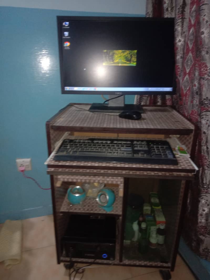 Computer with trolly 4