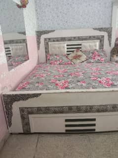 beautiful bed side for sale condition good ek sal use