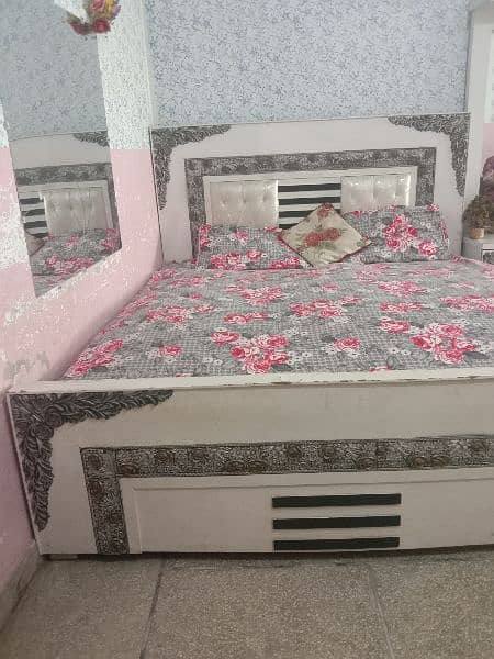 beautiful bed side for sale condition good ek sal use 0